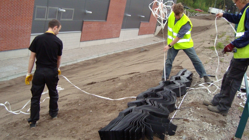 Soilweb kennosuojajärjestelmän asennus aloitetaan levittämällä kennosto.
