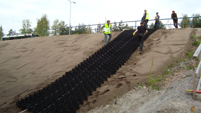 Soilweb kennosuojajärjestelmän asennus aloitetaan levittämällä kennosto.