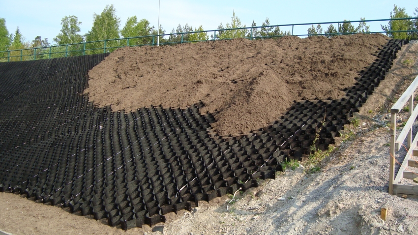 Soilweb kennosuojajärjestelmän kennot täytetään murskeella.