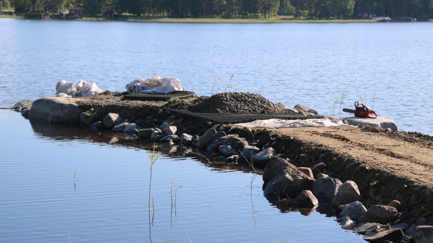 Ecoraster maakennojen asennusta aloitetaan täyttömaalla, joka sijaitsee vedessä.