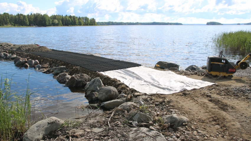 Ecoraster maakennoja asennetaan suodatinkankaan päälle.