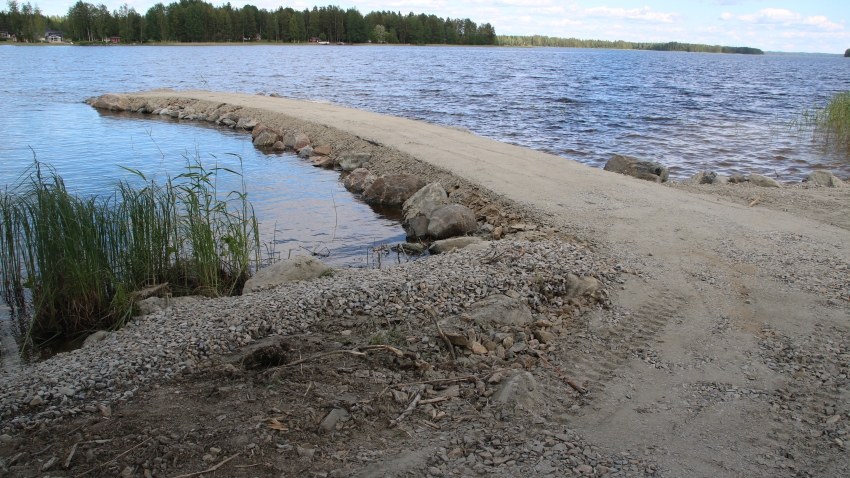 Ecoraster maakennoilla tuettu täyttömaakulkuväylä, mursketäyttö.