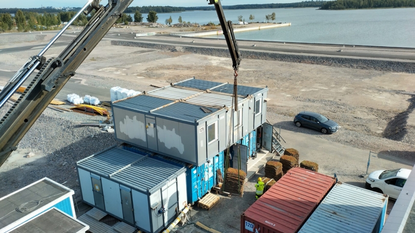 Nordic Green Roof maksaruohomattolavoja nostetaan nosturilla Verkkosaaren päiväkodin katolle. Asentaja Eg-Trading Oy.