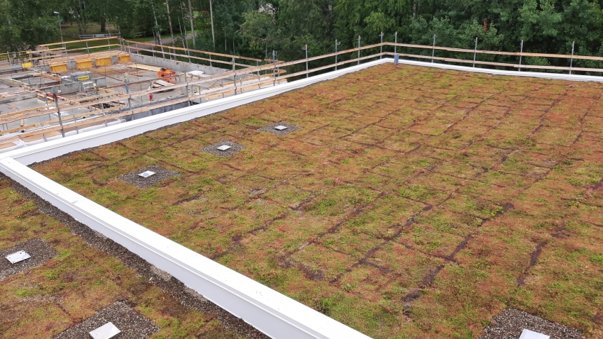 Nordic Green Roof -maksaruohomatto asennettuna paikoitushallin katolle. Asentaja Eg-Trading Oy.