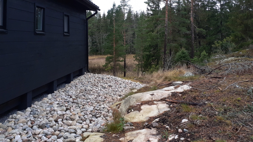 Huvila Hedmanin takana varjossa oleva alue maisemoitiin mukulakivillä.