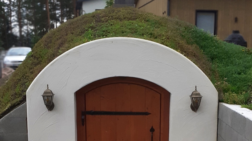 Kellari maisemoitiin Nordic Green Roof® maksaruohomatoilla. Suunnittelu ja toteutus Eg-Trading Oy.