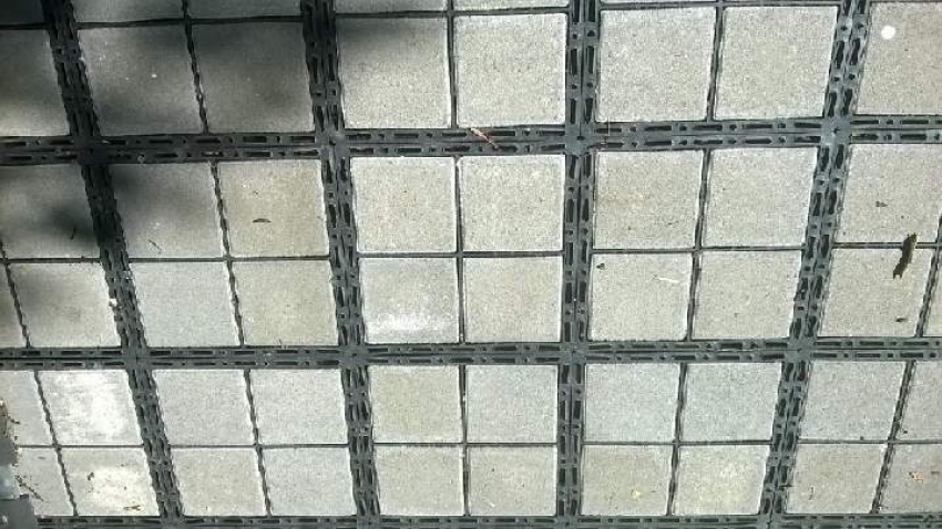 EcoBloxx maakennosto betonikivillä on vettä läpäisevä pinta.