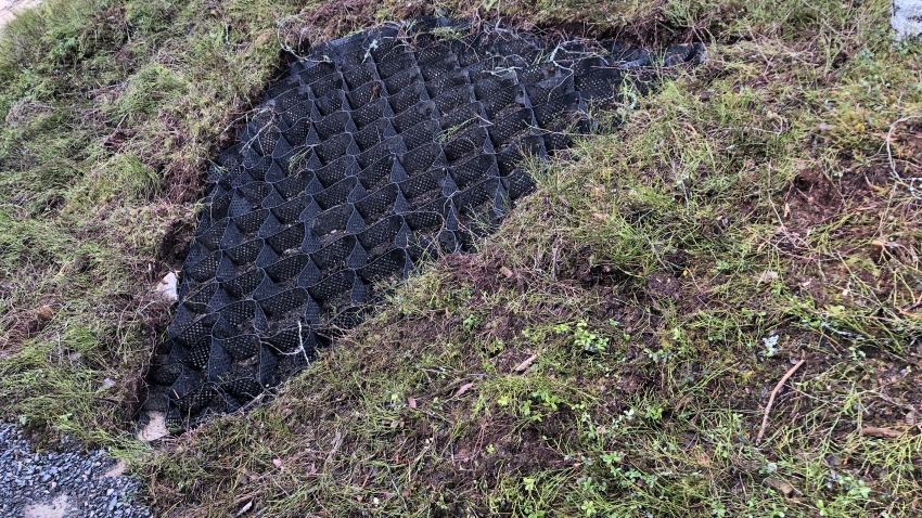 Geoweb kennosuojajärjestelmän päälle asennetaan varpumattoa.