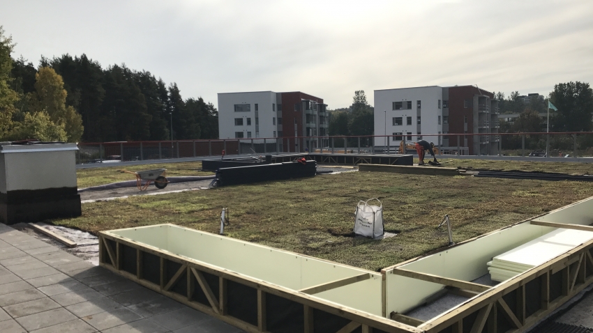 Nordic Green Roof® maksaruohomattoa asennetaan Turussa. Asentaja Eg-Trading Oy.