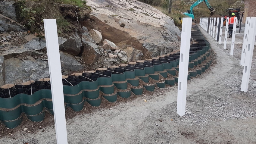 Soilweb kennosuojajärjestelmää asennetaan kallion viereen.