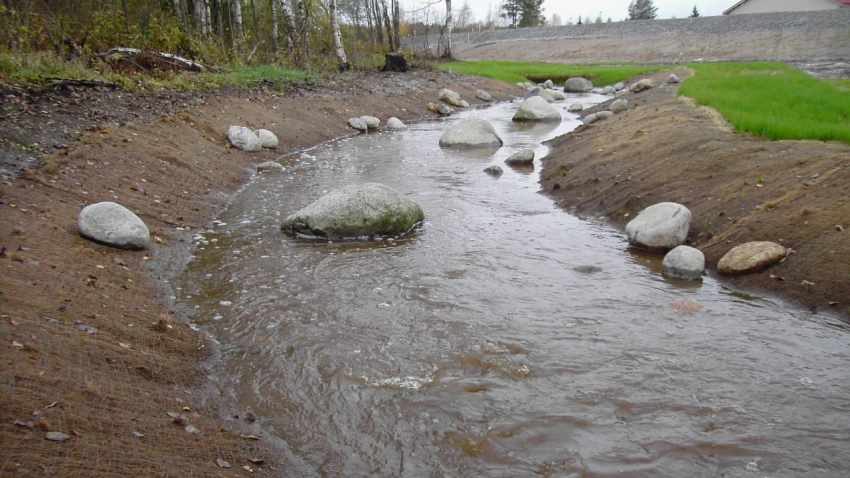 Greenfix 7 eroosiomatolla ja kookosrullalla tuenta vesirajassa Vantaan Kylmänojalla, Covamat Type 3 siemeneroosiomattolla eroosiosuojaus.