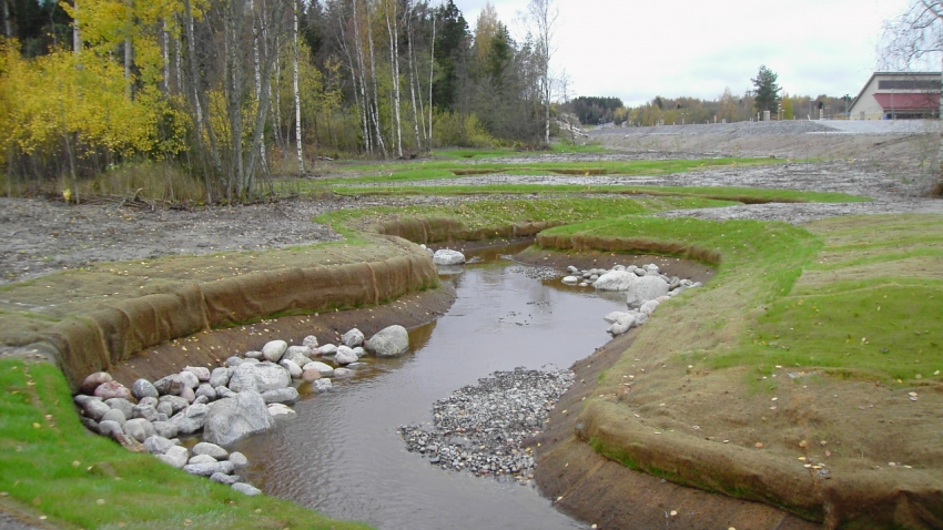 Greenfix 7 eroosiomatolla ja kookosrullalla tuenta vesirajassa Vantaan Kylmänojalla, Covamat Type 3 siemeneroosiomattolla eroosiosuojaus.