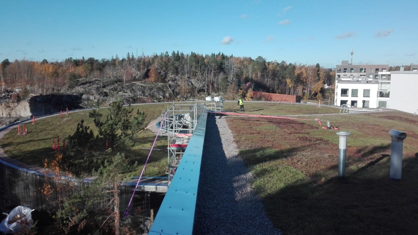 Valmis Nordic Green Roof® maksaruohoviherkatto on asennettu kaartuvan pysäköintihallin katolle. Asentaja Eg-trading Oy.