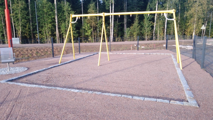 Ecosurface turva-alustan pohjatyöt Vantaan Klemolan puistossa keinujen alla ja ympärillä. Asentaja Eg-Trading Oy.