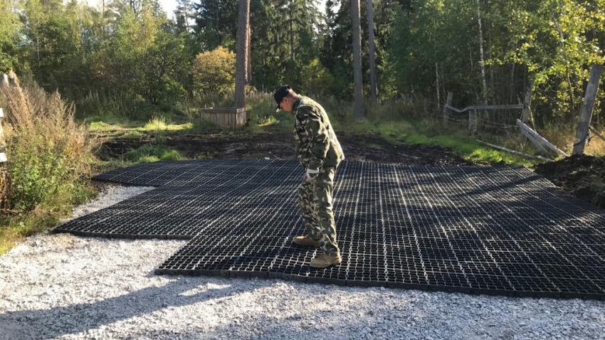 Ecoraster maakennoja asennetaan.