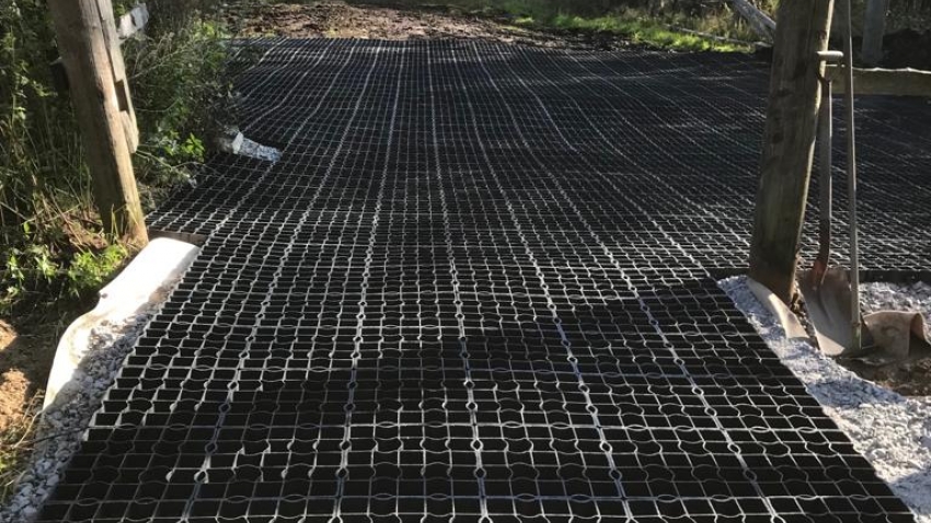 Ecoraster maakennot asennetuna ja valmiina täytettäväksi.