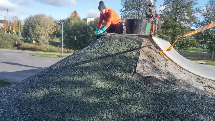 Ecosurface turva-alustaa asennetaan Salon skeittiparkissa. Asentaja Eg-Trading Oy.