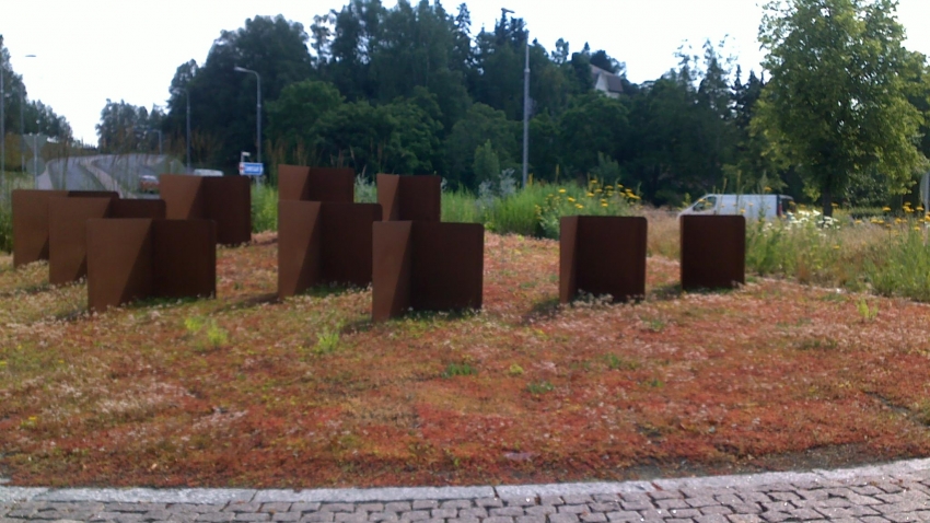 Nordic Green Roof® maksaruohomatot kukkivat liikenneympyrässä Salossa. Asennus Eg-Trading Oy.