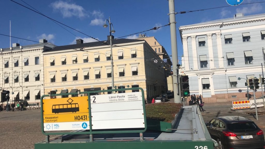 Nordic Green Roof -maksaruohomatto asennettuna Kauppatorin raitiovaunupysäkin katolle. Asentaja Eg-Trading Oy.