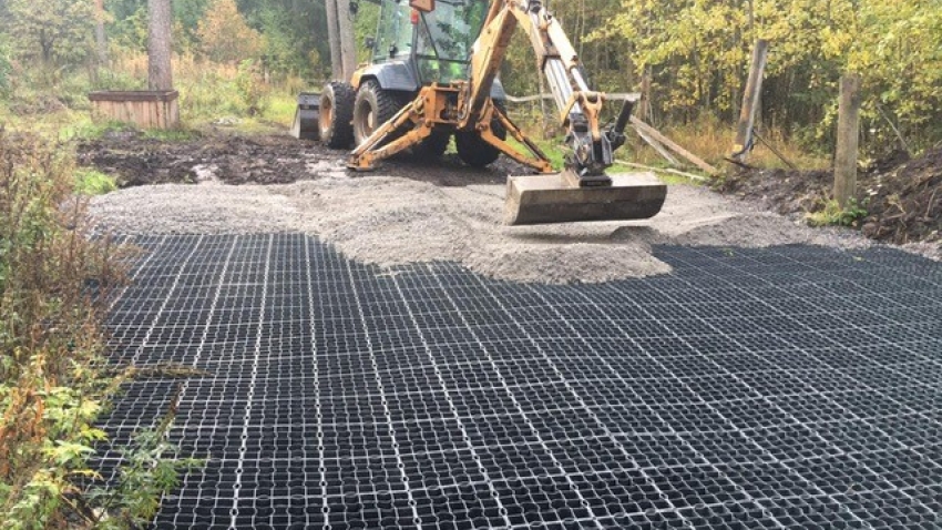 Ecoraster maakennoja täytetään murskeella.