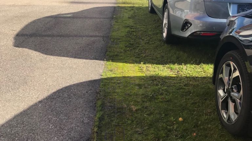 Ecoraster maakennot asennettuna nurmitäytöllä autoliikkeen paikoitusalueelle..