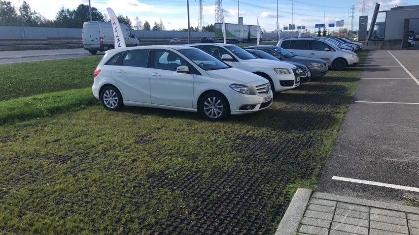 Ecoraster maakennot asennettuna nurmitäytöllä autoliikkeen paikoitusalueelle..