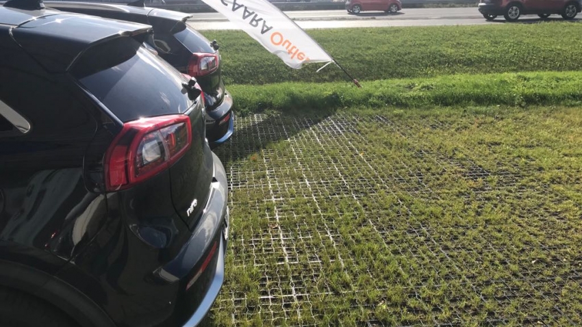 Ecoraster maakennot asennettuna nurmitäytöllä autoliikkeen paikoitusalueelle..