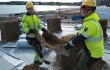 Valmis Nordic Green Roof maksaruohoviherkattoa asennetaan nostelemalla matot pakoilleen. Asentaja Eg-trading Oy.