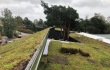 Nordic Green Roof® maksaruohomattoja asennetaan vedenpitomaton päälle. Asentaja Eg-Trading Oy.