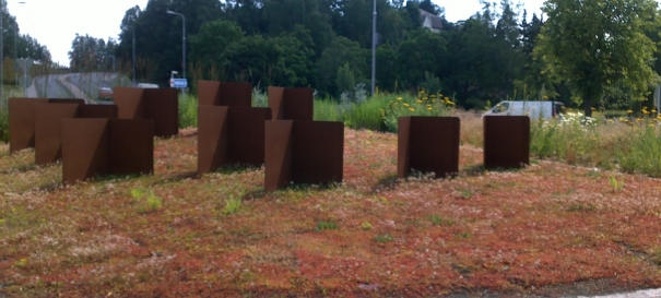 Siirtyminen referenssiin Nordic Green Roof® maksaruohon asennus liikenneympyrään sivustolla eg-trading.fi.